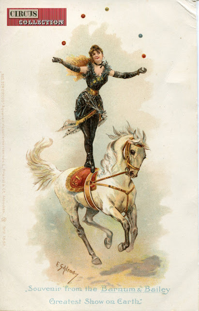 carte postale ancienne avec une écuyère debout sur le dos d'un cheval
