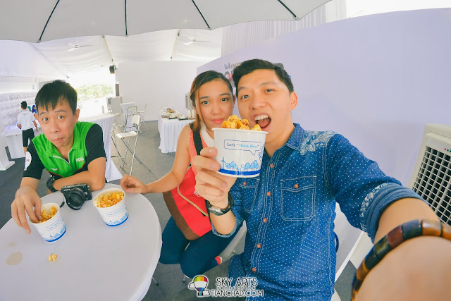 I must take a selfi with the popcorns I made!!  *KY looks cute with that eating-popcorn-face hahaha*