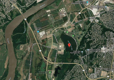 Situación de lago junto al río Missouri