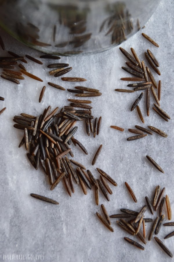 GRANOS CRUDOS DE ARROZ SALVAJE SOBRE TABLA DE MÁRMOL