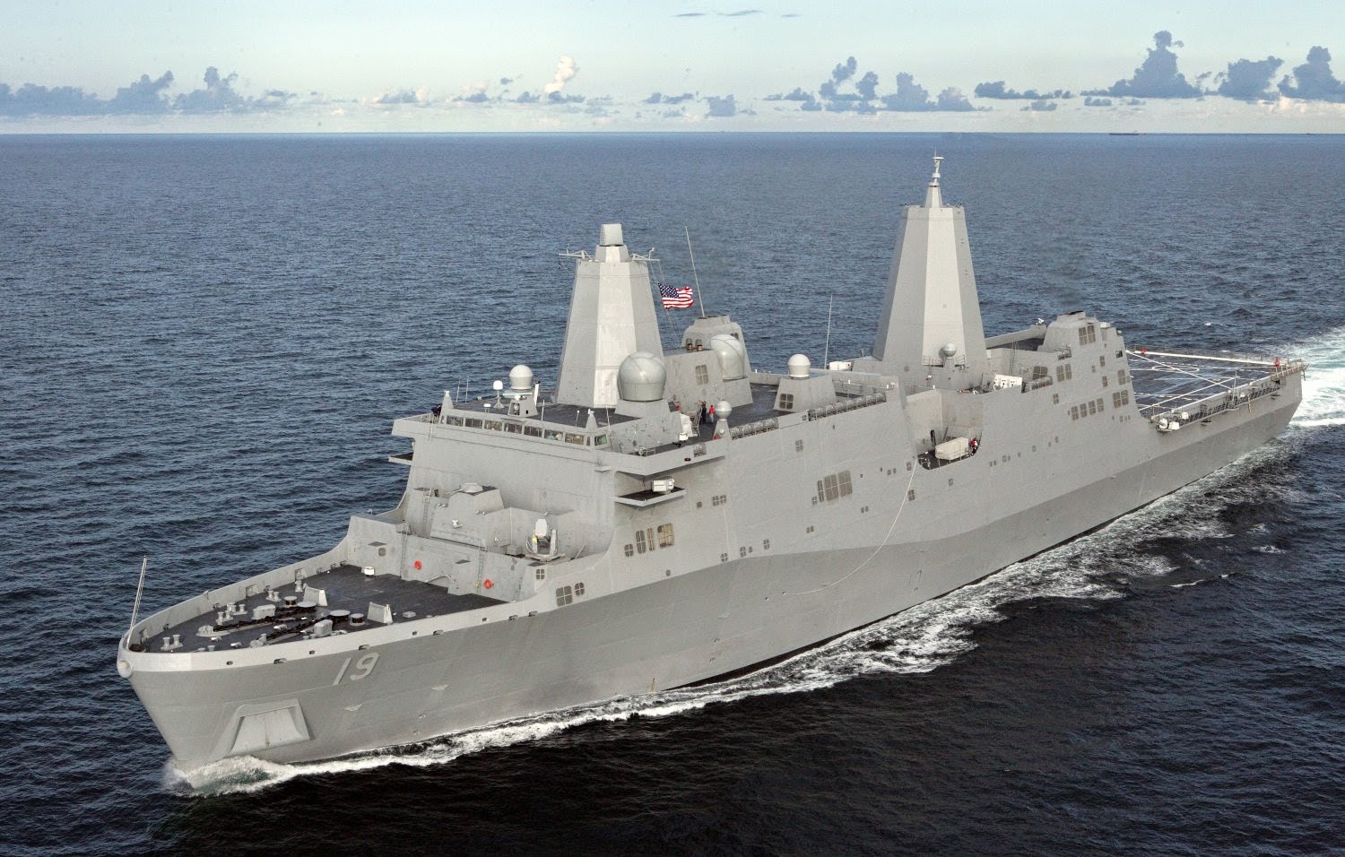Το αμερικανικό αποβατικό USS Mesa Verde με 550 πεζοναύτες στο Περσικό Κόλπο