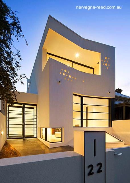Prahran House impactante fachada - Arquitectura Nervegna Reed + PH Architects Casa angosta contemporánea minimalista urbana en Melbourne, Australia