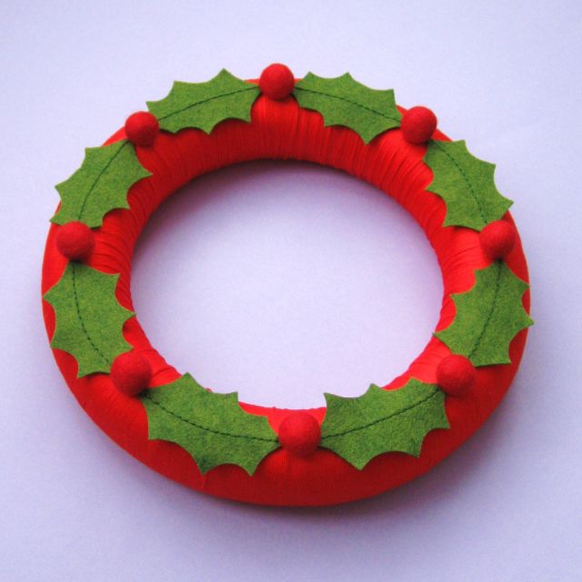 https://www.thevillagehaberdashery.co.uk/blog/2017/a-year-of-wreaths-november-felt-holly-wreath-by-laura-howard