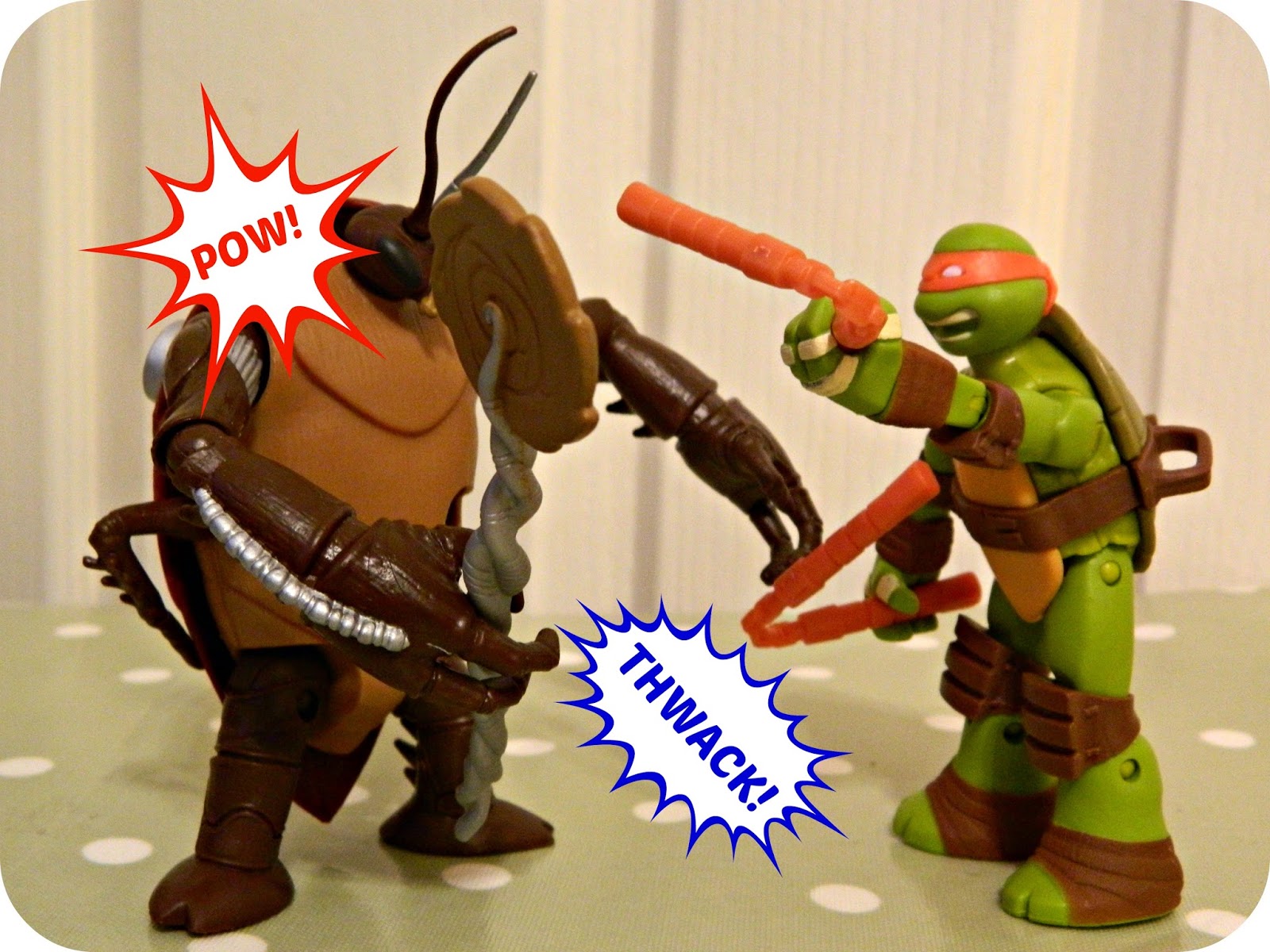 Teenage Mutant Ninja Turtles Battle Shell Michelangelo and Cockroach Action Figure Fighting