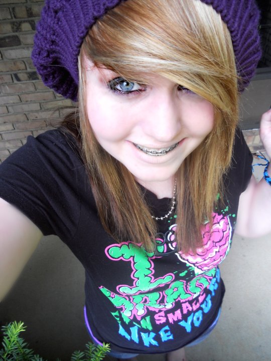 صور جديدة بنت ايمو 2013 مصورة نفسها بالكاميرا صور