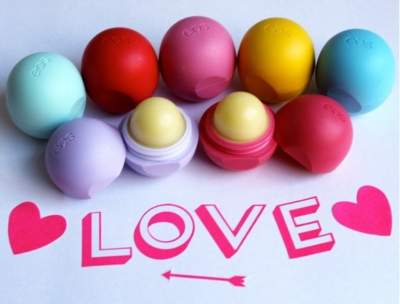 Marca de lip balm a EOS é processada por causar alergia em consumidoras A empresa fabricante do protetor labial da EOS, está sendo processada por provocar reações alérgicas nas consumidoras. As meninas que tiveram problemas