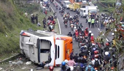 Bus Pariwisata Terguling, 27 Orang Tewas di Tanjakan Emen Subang Bus Pariwisata Terguling, 27 Orang Tewas di Tanjakan Emen Subang