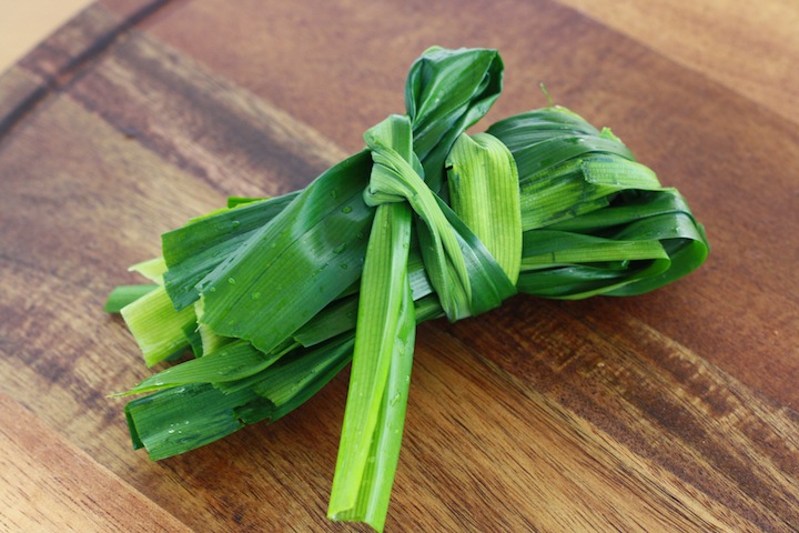How to tie pandan leaves (screwpine) into a knot for nasi lemak