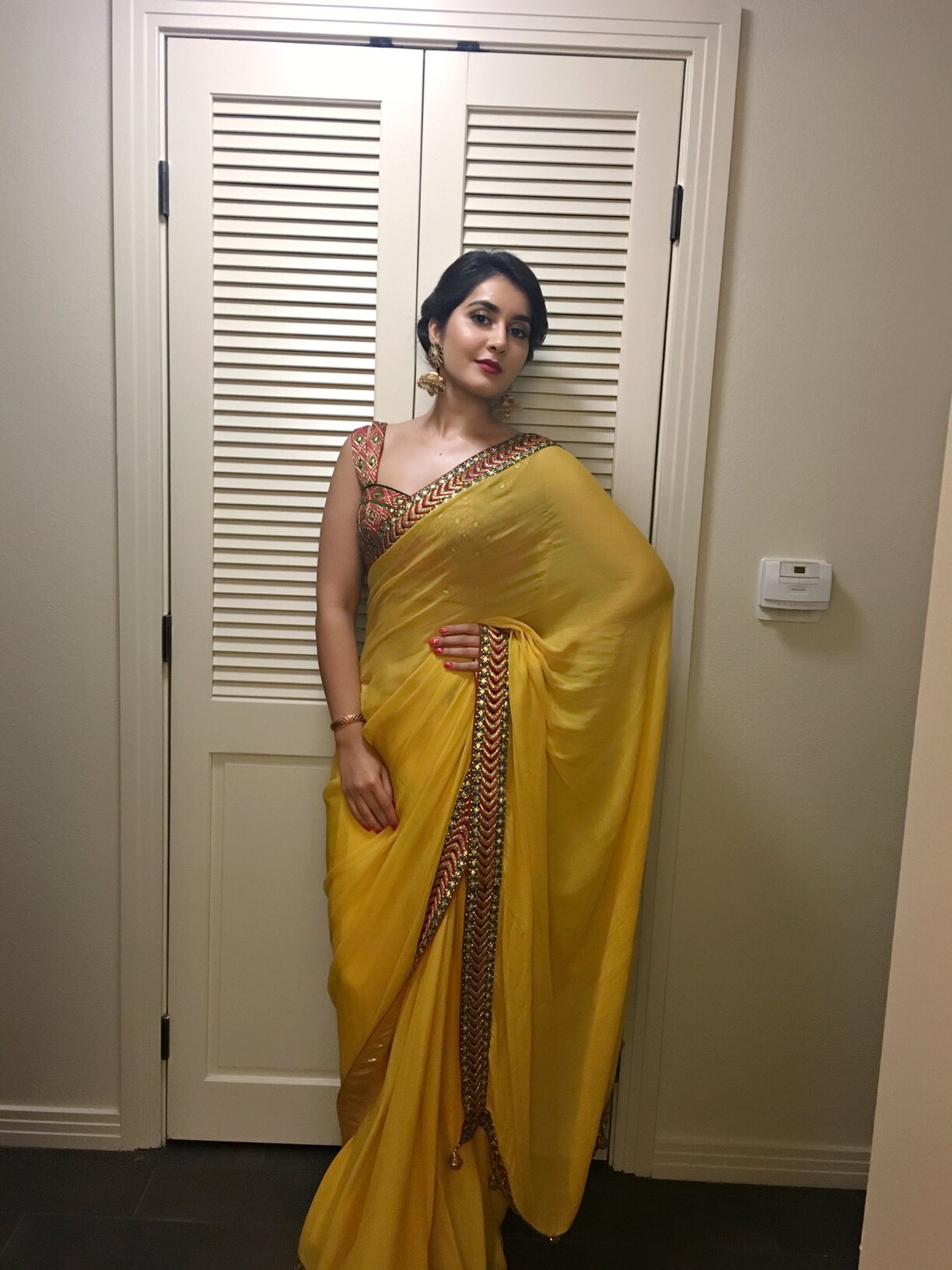 [Image: Raashi-khanna-latest-photos-in-saree-019.jpg]