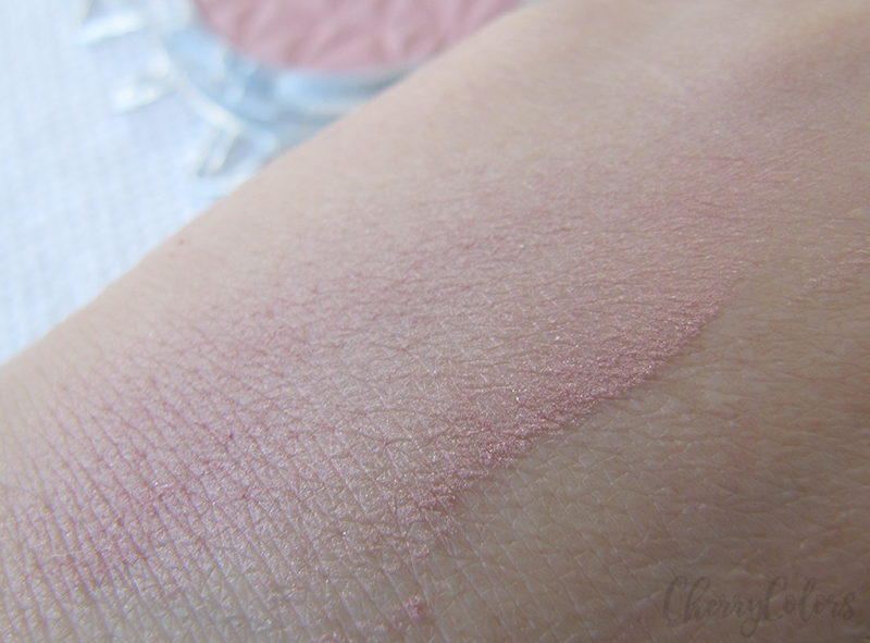 Essence Glitter in the air highlighter swatch