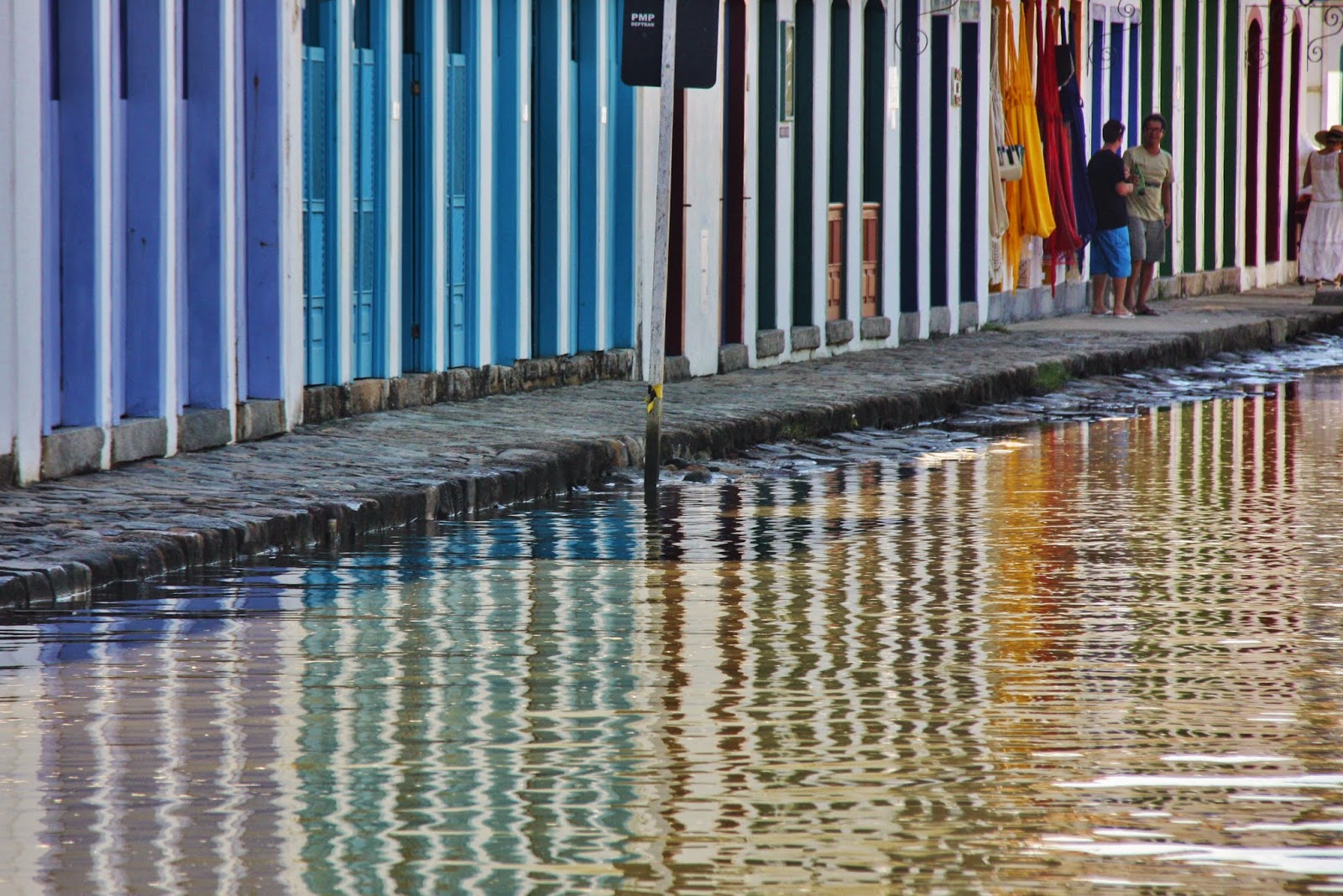 Maré alta invade as ruas do centro histórico Maré alta no Centro Histórico de Paraty