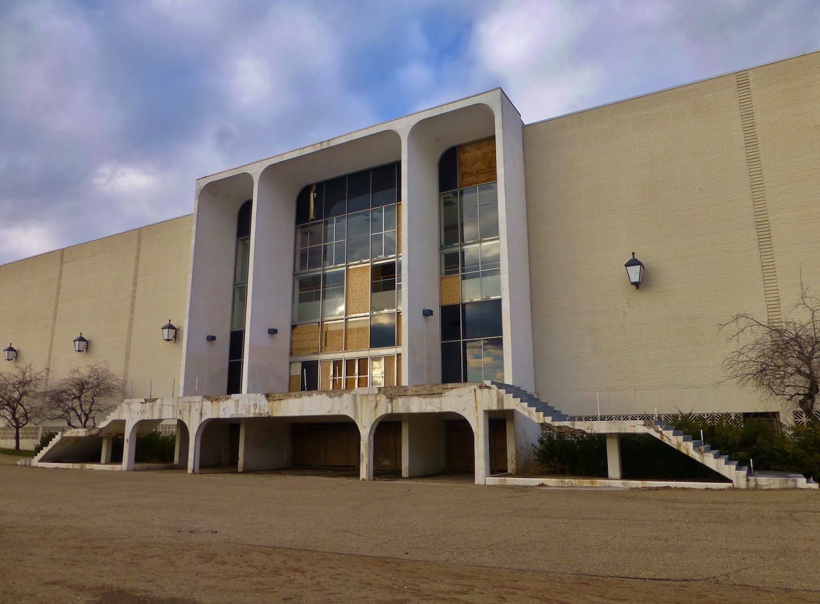 Dead and Dying retail Mellett Mall / Canton Centre in Canton, Ohio