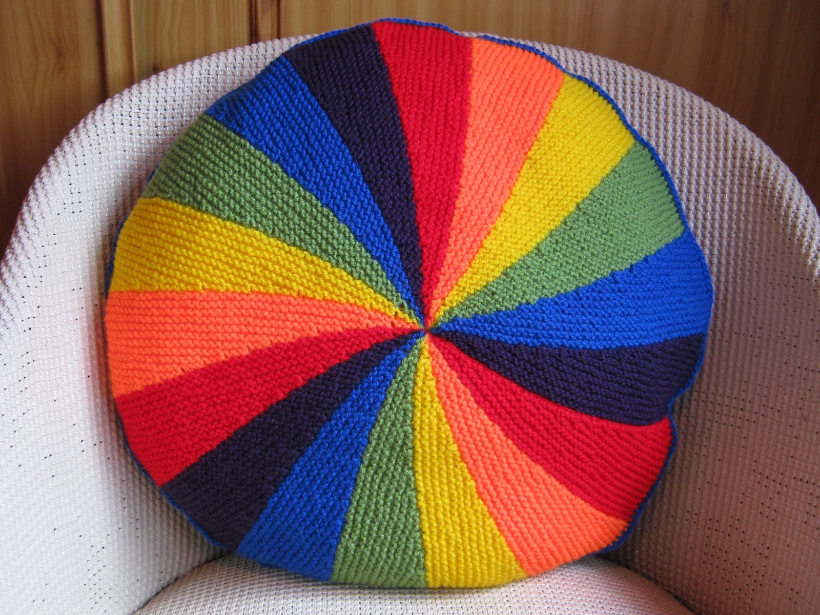 Sixties Spirit Vintagestyle round striped cushions