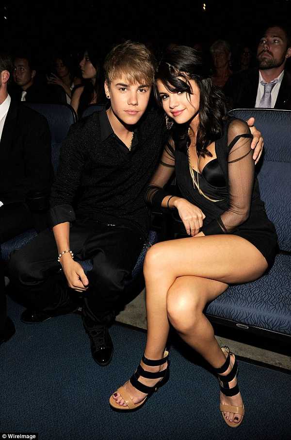 selena gomez cleavage butt boobs short skirt with justin beiber
