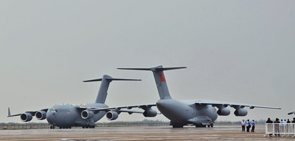 Modern%2BDay%2BFace%2BOff%2BChinese%2BY-20%2BStrategic%2BTransport%2BAirCraft%2BGoing%2BHead%2Bto%2BHead%2Bwith%2BAmerican%2BC-17%2BGlobemaster%2BIII%2BHeavy%2BAirlifter%2B%284%29.jpg