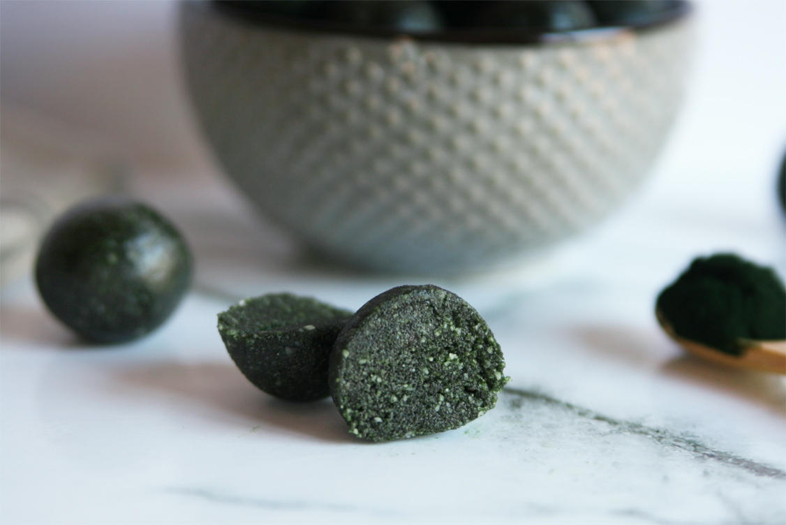 Cinnamon Girl Spirulina Energy Bites