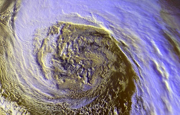 Tormenta bombogenesis se dirige a Groenlandia. Tormenta bombogenesis se dirige a Groenlandia.
