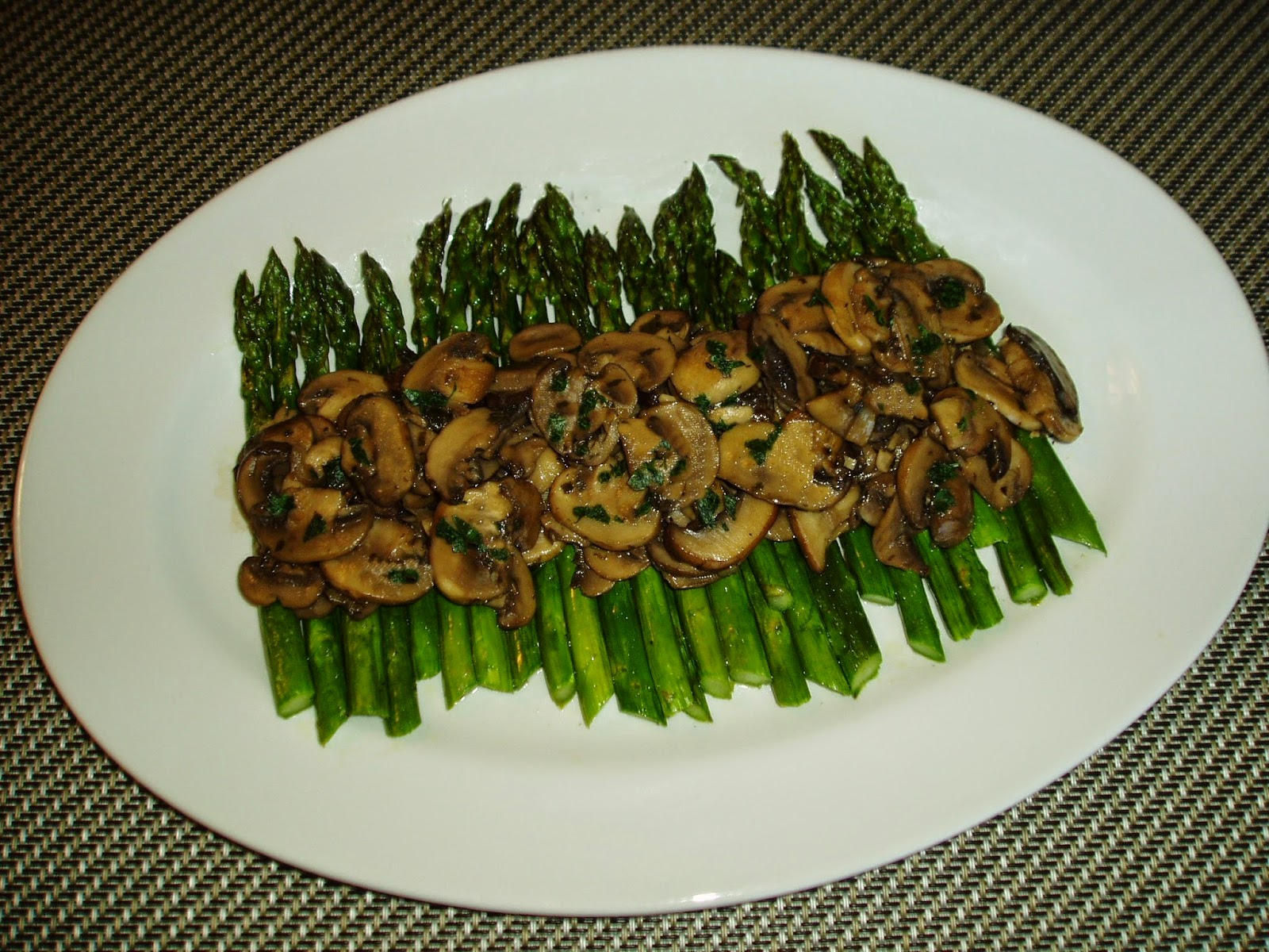 Meatless Mediterranean Roasted Asparagus with WineGlazed Mushrooms