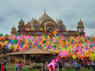 анимация готовый фестиваль холи, праздник холи в индии, люди бросаются разноцветной хной на фоне дворца