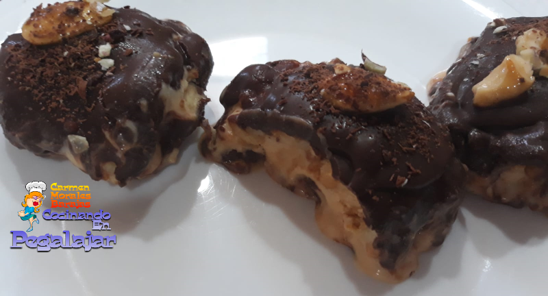 Semifrío de frutos secos con cobertura de chocolate