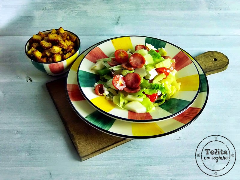 salada de alface, tomate, maçã e pêra com salsichas de churrasco