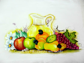 pintura em tecido jarra com suco e frutas caju, maça e uva
