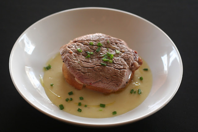 Solomillo de Ternera a la Plancha sobre Pudding de Yorkshire y Crema de Patata y Col China