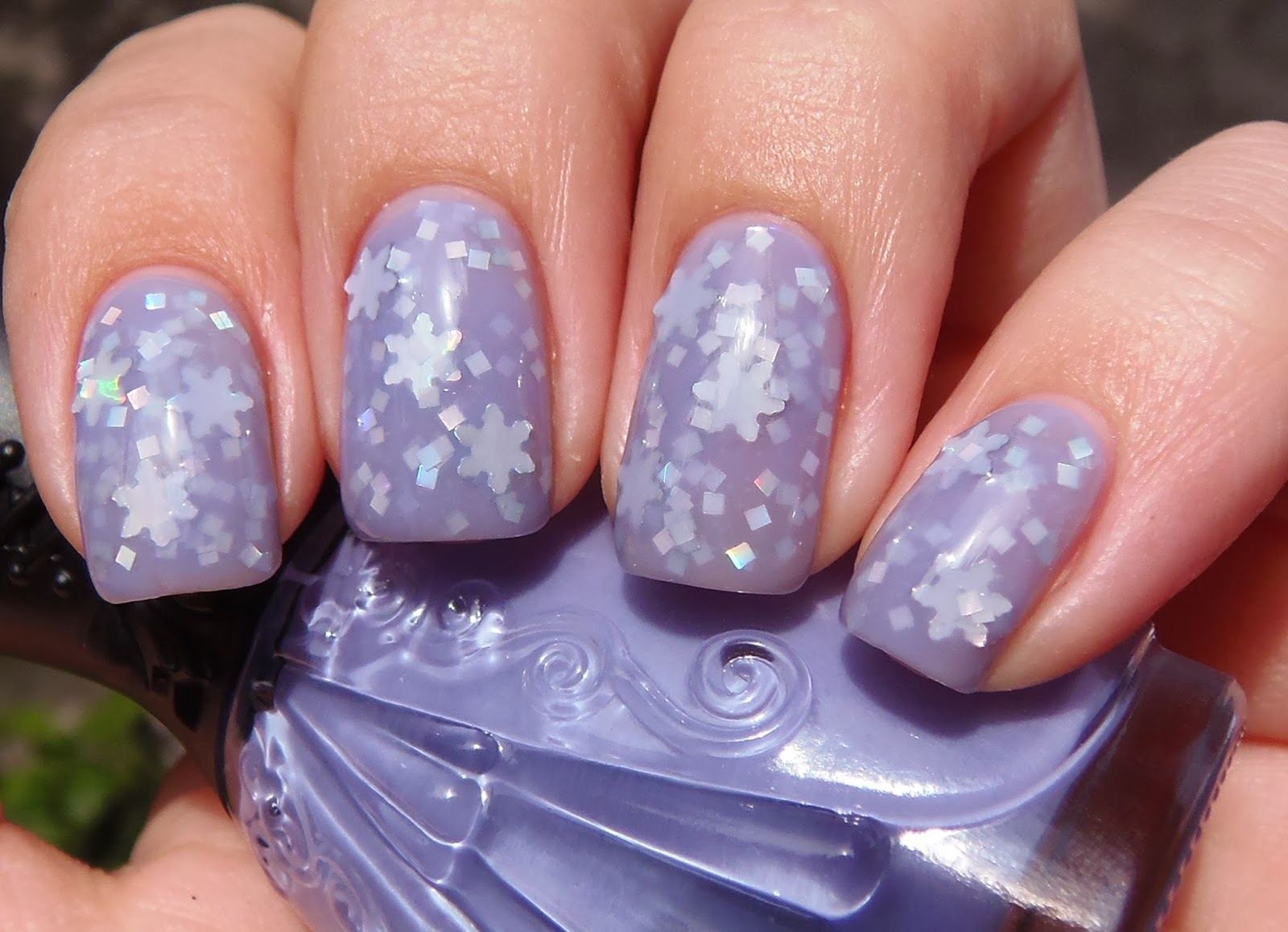 Нежный маникюр со снежинками. Фиолетовый маникюр со снежинками. Лиловый зимний маникюр. Ногти сиреневые со снежинками. Фиолетовый маникюр со снежинками.