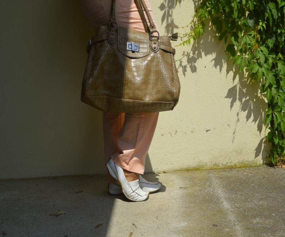 Apricot Summer Day Outfit -  Summer Outfit with pastel apricot Jeans, grey Jumper  and white Leather Loafers - posted by Annie K, Fashion and Lifestyle Blogger, Founder, CEO and writer of ANNIES BEAUTY HOUSE - a german fashion and beauty blog