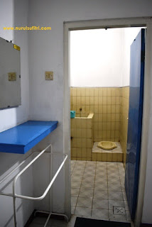 ada cermin dan rak handuk dekat kamar mandi di hotel sari ambarawa jawa tengah nurul sufitri