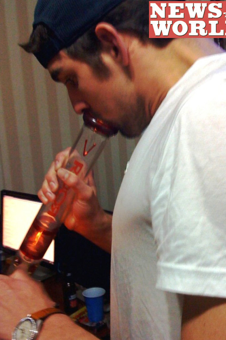 Phelps-smoking-Pot-michael-phelps-3933025-726-1090.jpg