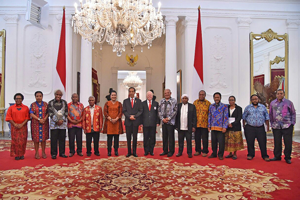 Jokowi Tunjuk Neles Tebay Siapkan Dialog Jakarta - Papua