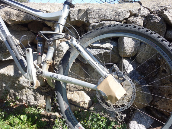 bici sin pedal izquierdo y con el eje protegido con un cartón