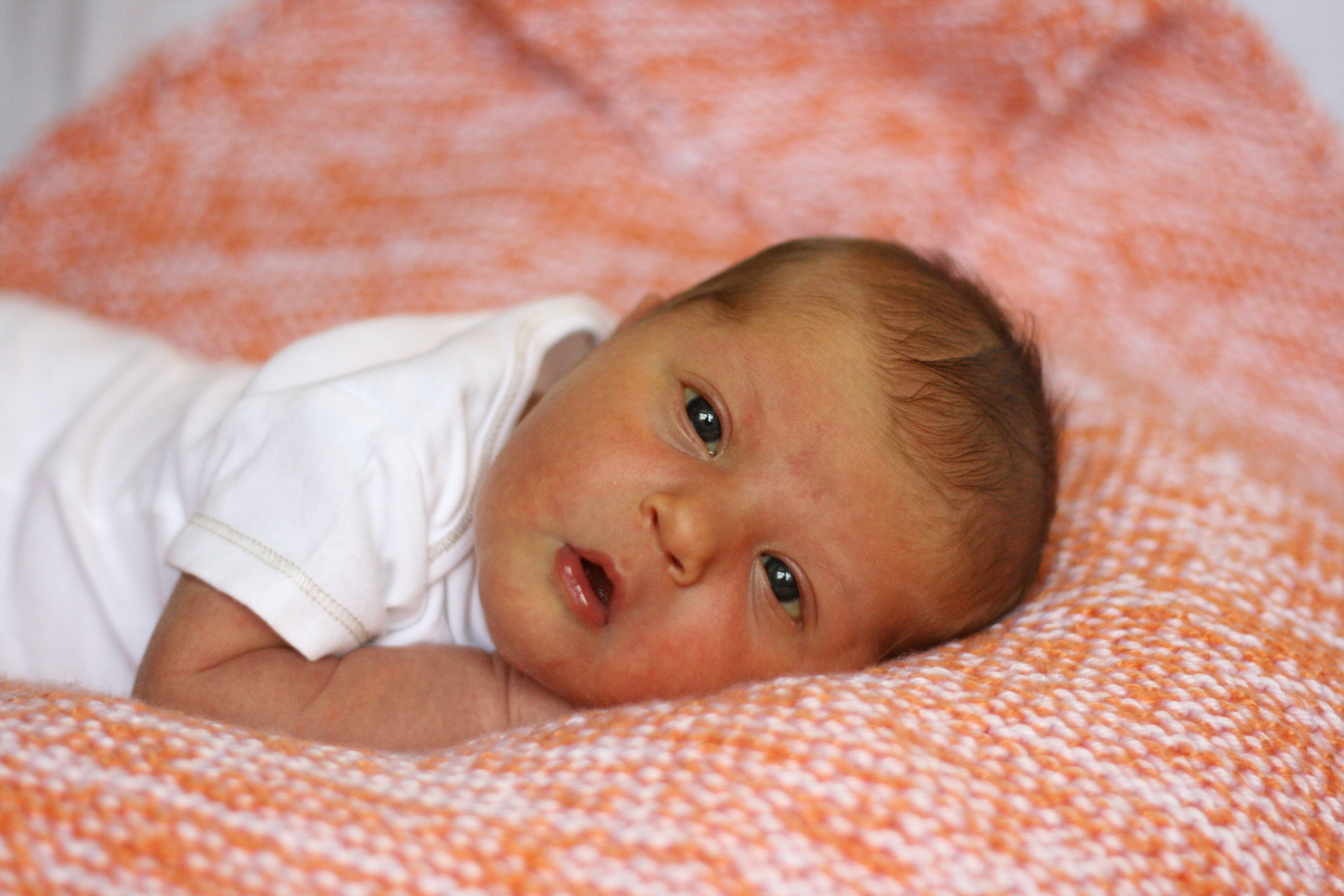 Могут ли дети родиться с волосами. Глаза новорожденного ребенка. Карте глаза у новорожденных. Новорожденный ребенок с карими глазами. Цвет глаз новорожденного ребенка.