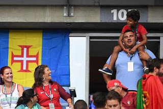 شاهد صور عائلة كريستيانو رونالدو في ملعب نهائي امم أوروبا امام فرنسا