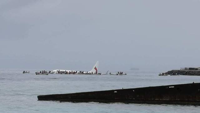 Máy bay chở 47 người mất đà, lao xuống biển