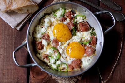 saganaki con uova, salsiccia e feta