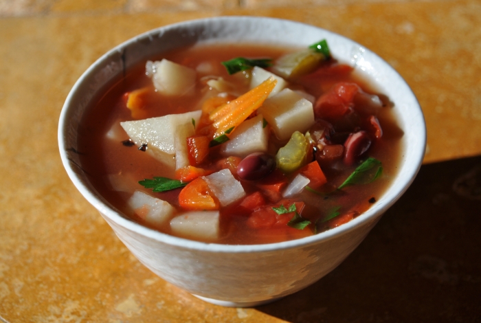 Красный фасолевый суп с курицей. Красный овощной суп. Овощной суп с фасолью. Суп с красной фасолью. Овощной суп при холецистите.