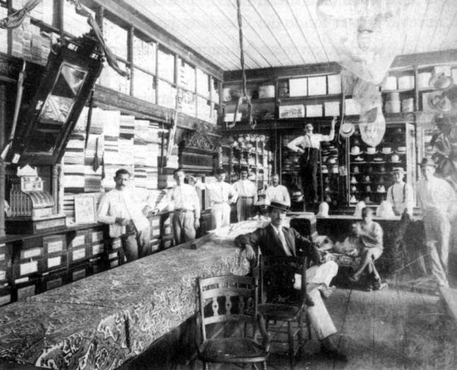 El interior de un establecimiento de venta de tejidos en 1910