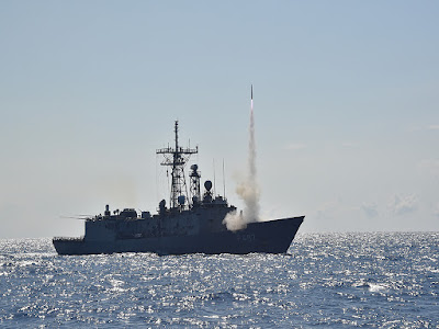 Πρόβα για "θερμή" σύγκρουση στο Αιγαίο; - Οι Τούρκοι βύθισαν παλιές φρεγάτες στη άσκηση Beyaz Firtina (φωτό)