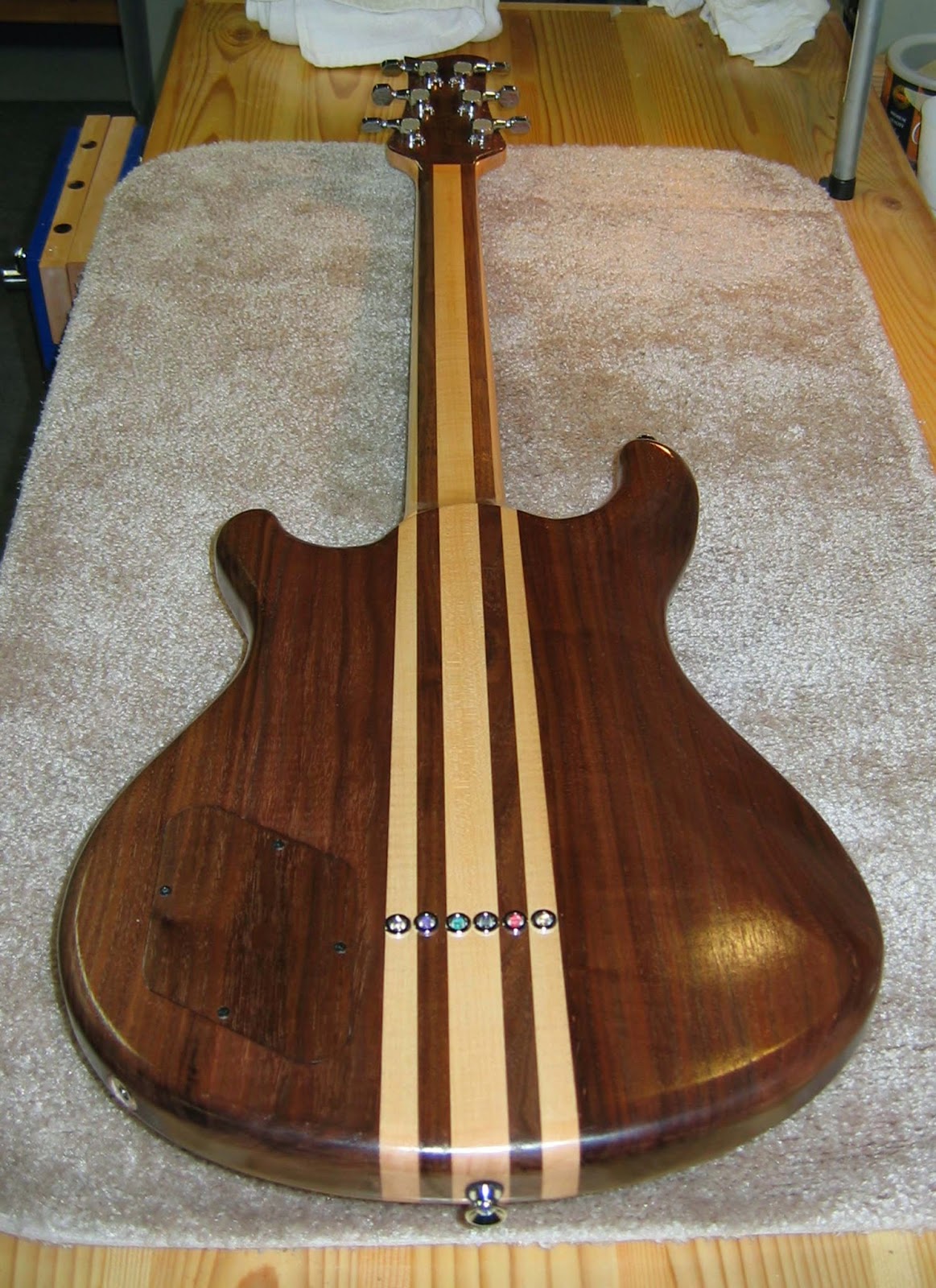 DIY Guitar Therapy Scratch Guitar Build "Walnut II"
