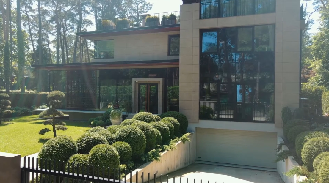 Tour Bulduru Avenue 55, Jurmala, Latvia vs. 11 Interior Design Photos