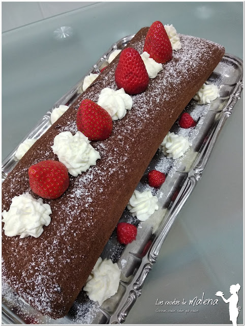 Tronco o brazo  de chocolate y fresas. Un postre para sorprender