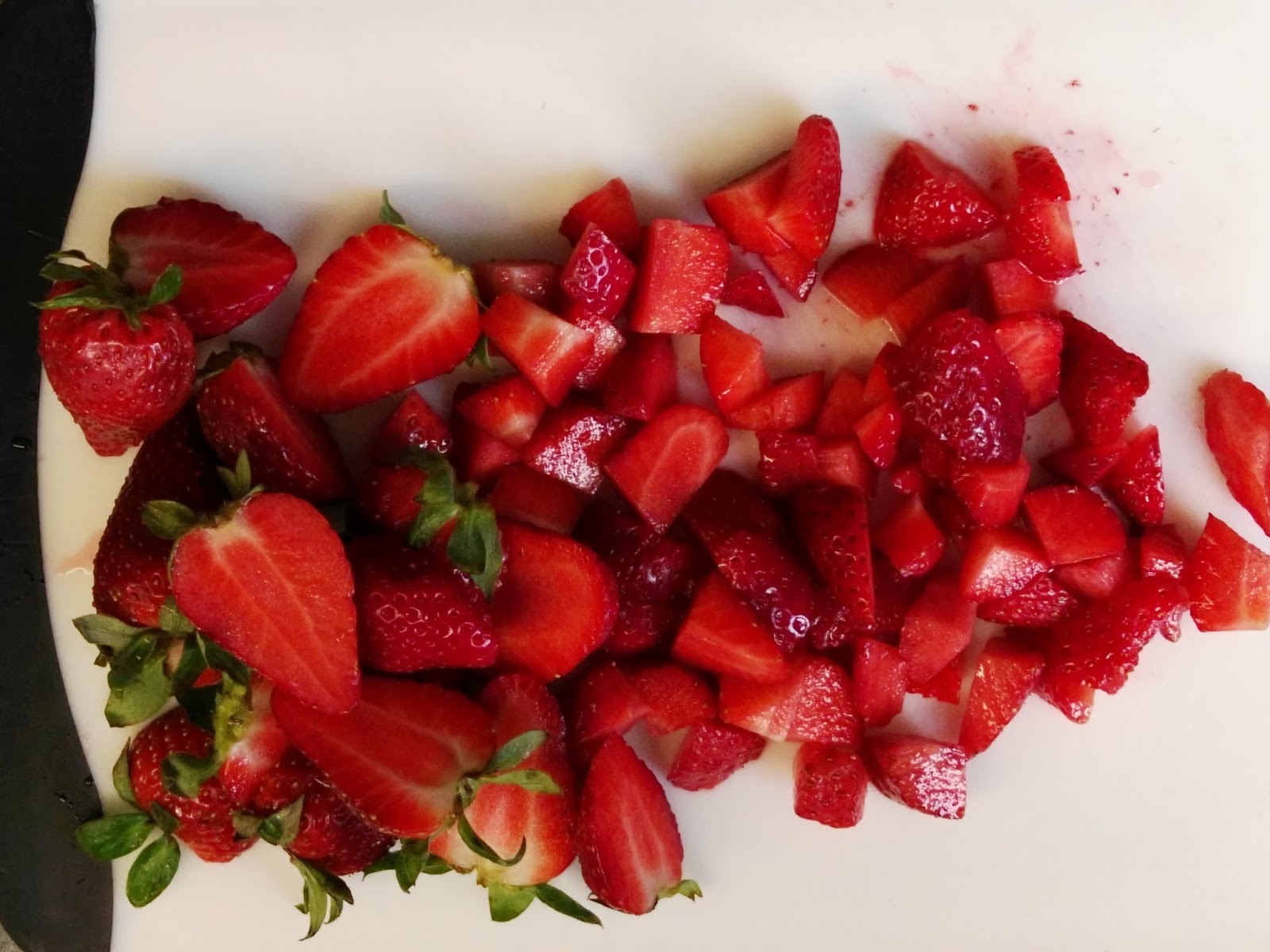 Fruchtige Erdbeer Rhabarber Biskuitrolle
