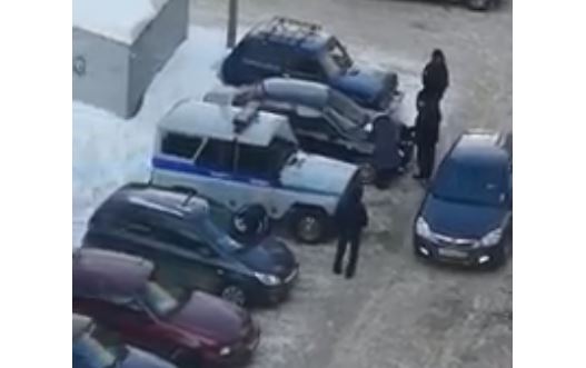 В Уфе женщина исцарапала припаркованные во дворе машины В Уфе женщина исцарапала припаркованные во дворе машины