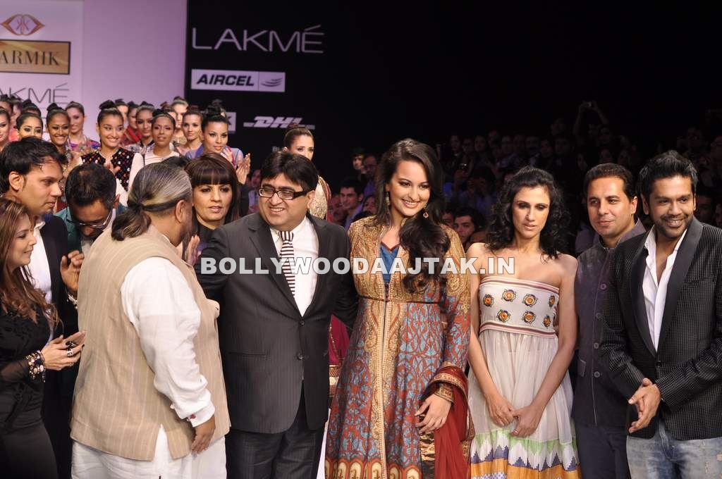 Sonakshi Sinha LF Ramp Walk - Beautiful Sonakshi Sinha Ramp Wak for Kimaya at LFW