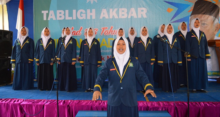 Paduan Suara dan Syarhil Qur’an Santri MBS Meriahkan Tabligh Akbar Milad 106 Tahun Muhammadiyah 