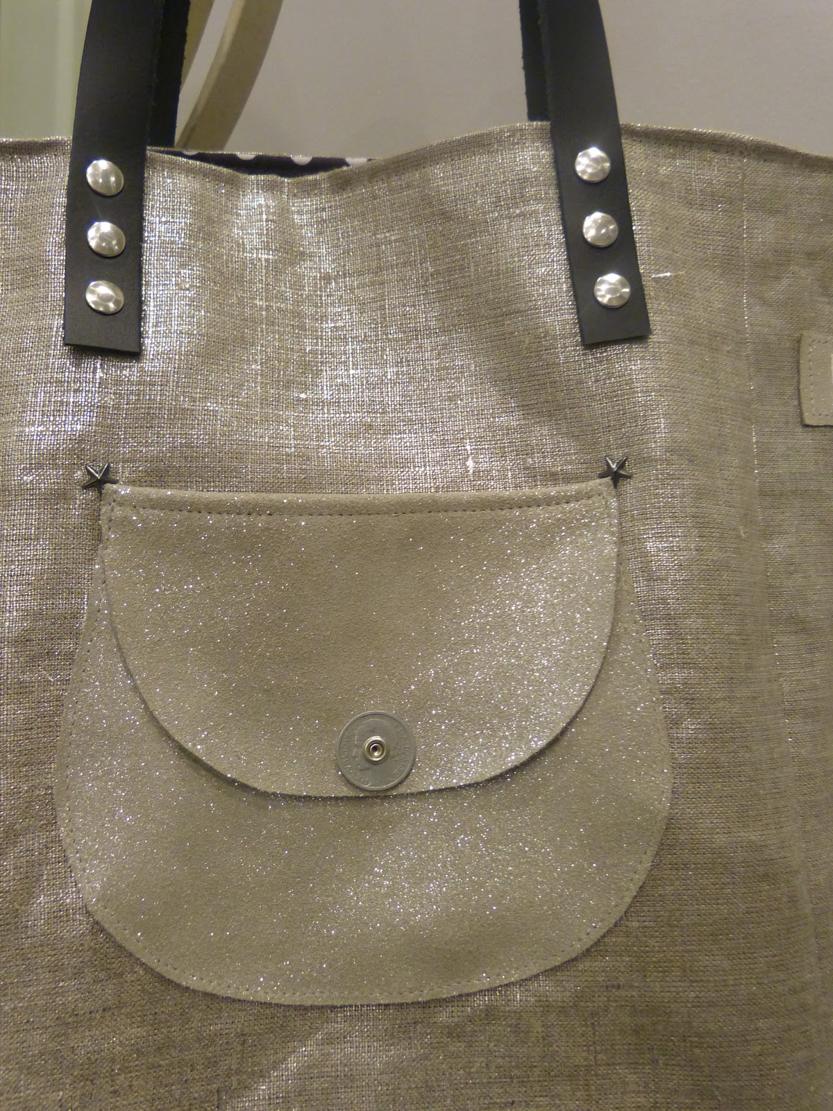 Au Temps de Rose: Cabas en lin m?�tal argent et sa doublure fond noir a pois blanc .dessous du 
