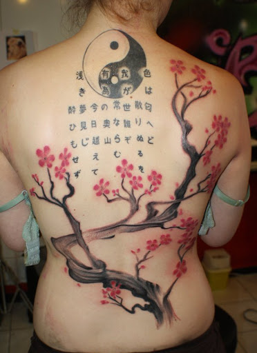 Yin Yang tatuagem completo com cerejeiras e texto em Japonês. É uma boa idéia se você quer concluir o global aparência oriental de suas tatuagens.