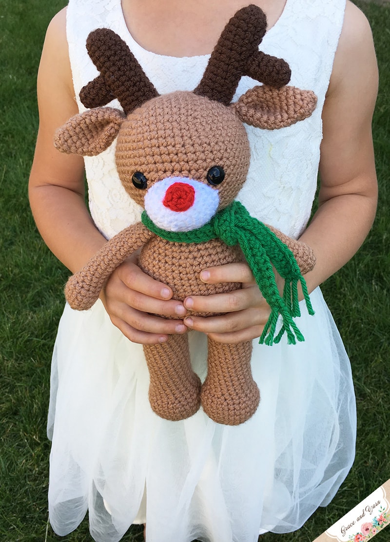 amigurumi-reindeer-a-free-crochet-pattern-grace-and-yarn